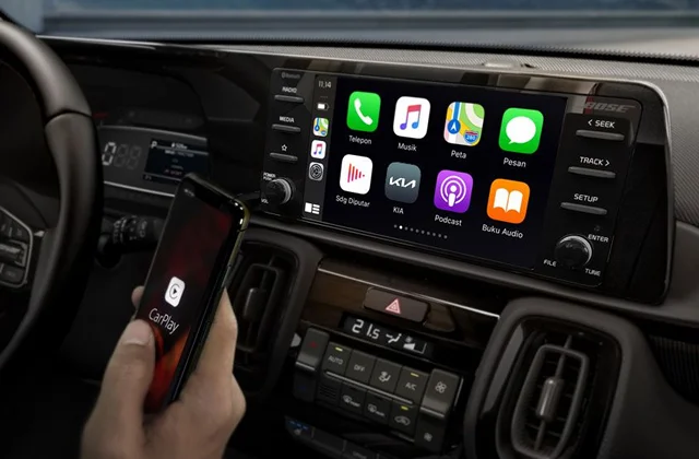 Sistema multimedia<br />
<small>Mantén la conexión en todo momento, realiza llamadas y utiliza el GPS con pantalla táctil de 8” con radio AM/FM, Bluetooth, USB, 6 parlantes. Compatible con Android Auto y Car Play.</small>